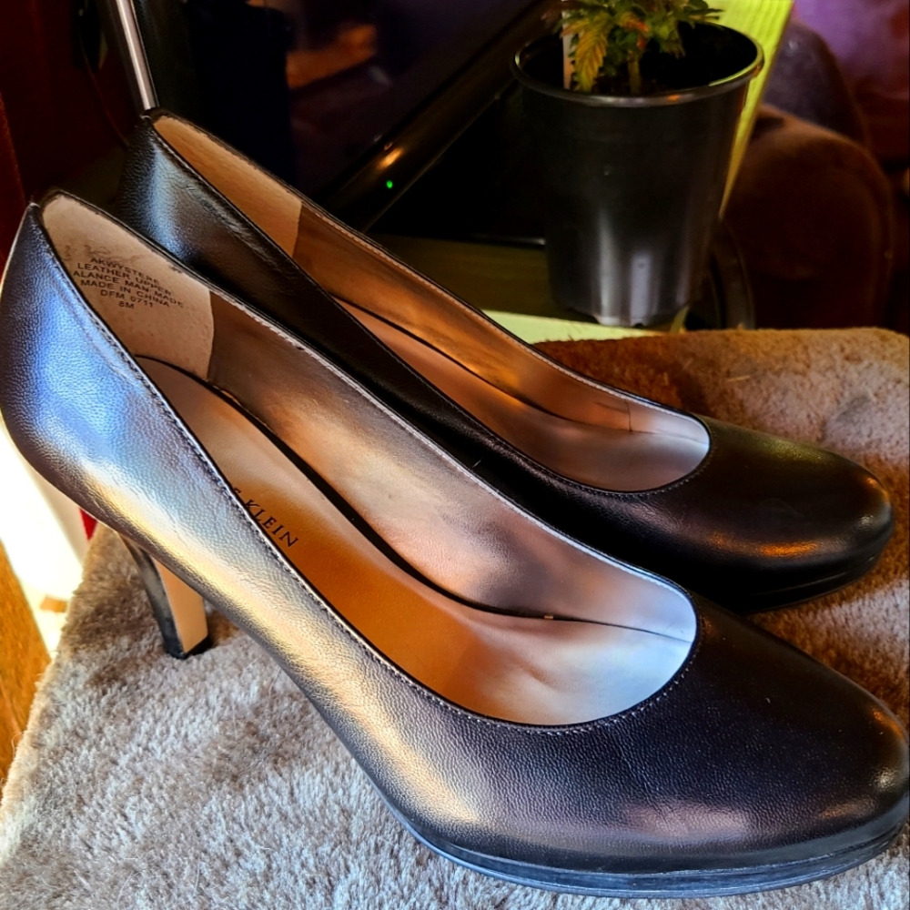 Anne Klein black heals sz 8